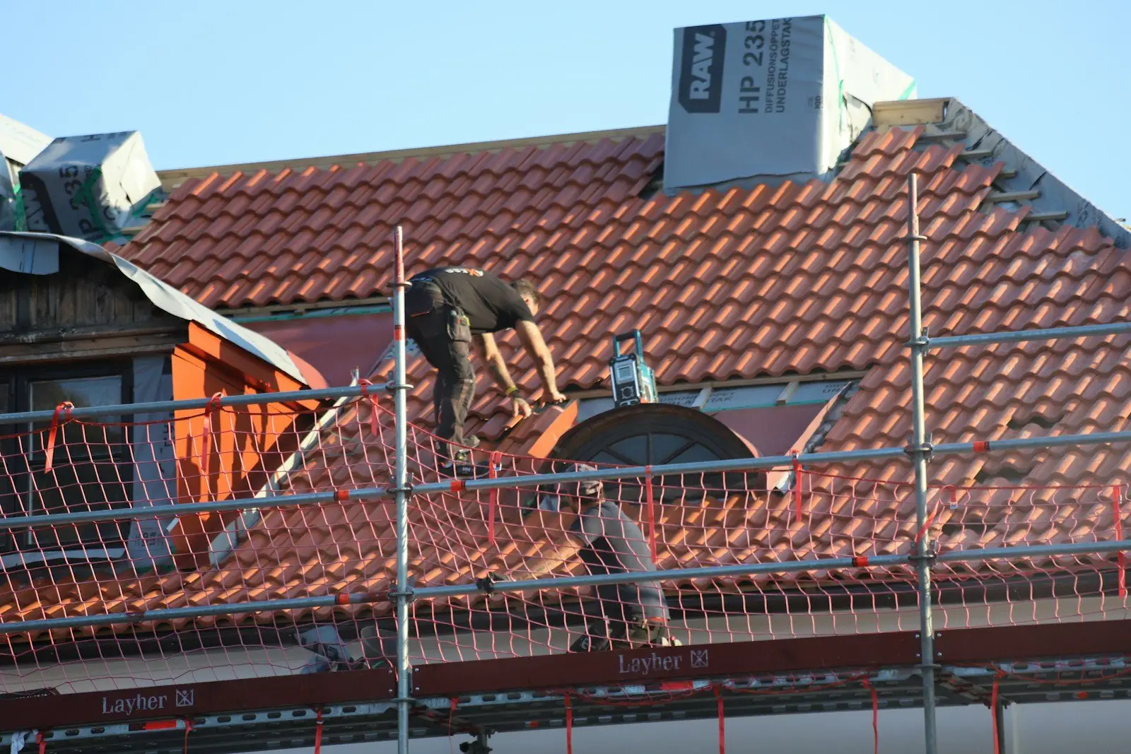 Dakwerker aan het werk op een pannendak
