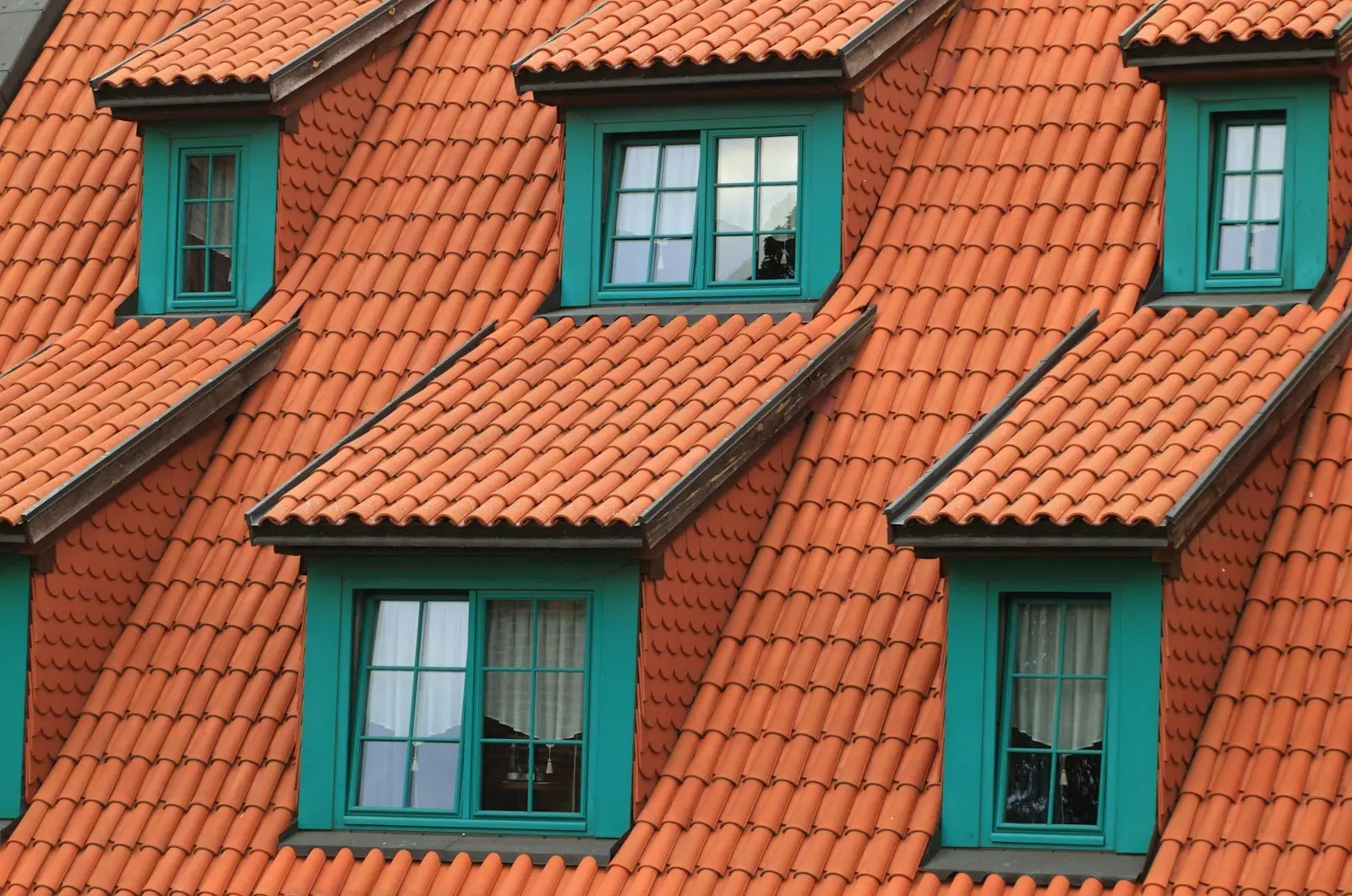 Rood pannendak met dakkapellen