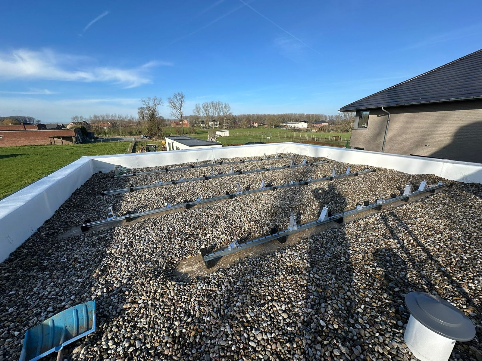 Zonnepanelen op plat dak – realisatie Eco Planeet